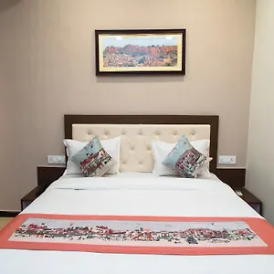 Oyo 11523 Crown Club Udaipur